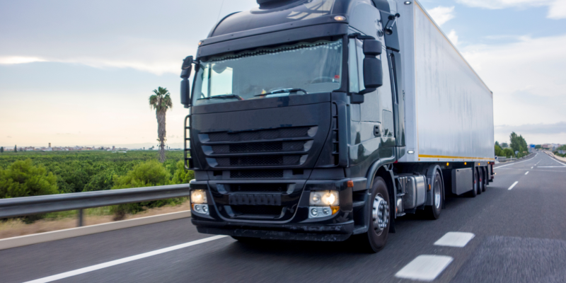 camion pe sosea cu monitorizare gps instalata